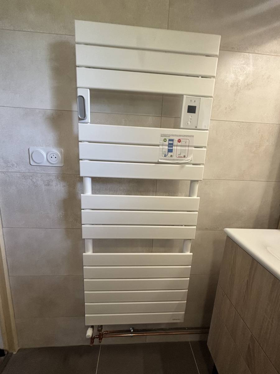 Pourquoi opter pour l'installation d'un chauffe-serviette avec Bardon Plomberie près d'Arcachon