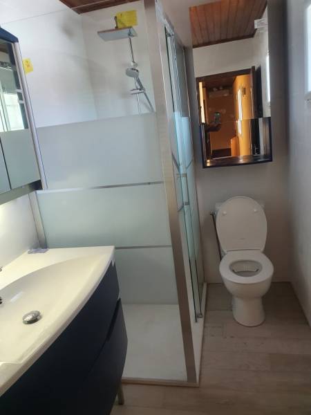 Rénovation par Bardon Plomberie de la plomberie d’une salle d’eau située à Biscarrosse