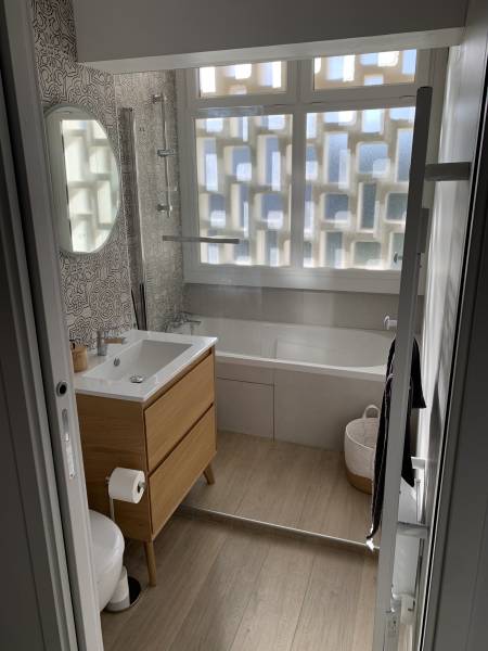Salle de bain à Arcachon avec baignoire et meuble vasque sur mesure