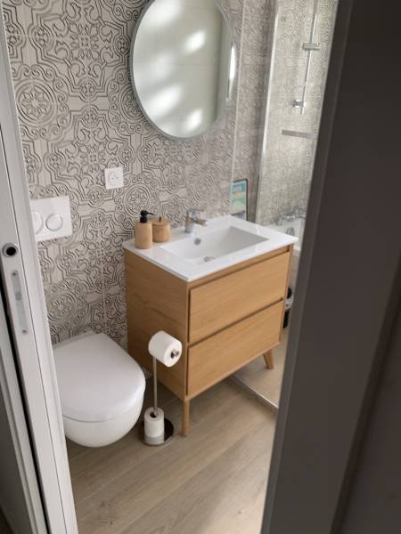 Comment avons-nous rénové une salle de bain à Arcachon avec baignoire et meuble vasque